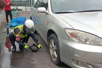 交警車上自備機械千斤頂,緊急時刻幫群眾換輪胎